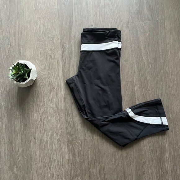 Lululemon Black Cropped Leggings w White Piping Details (& Zipped Back Pocket) - Picture 13 of 13